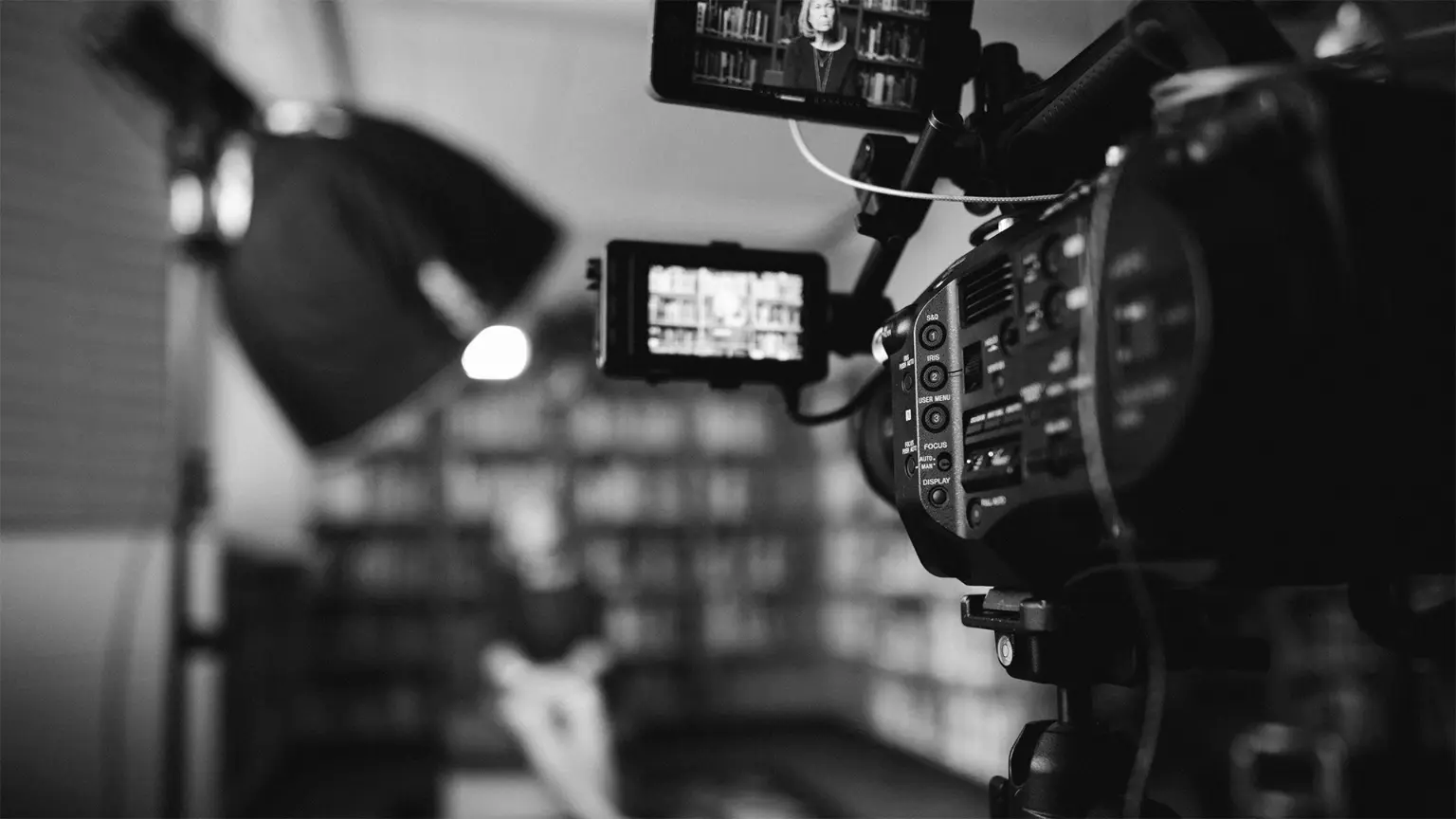 Kamera filmowa Sony FS7 na statywie podczas wywiadu, w tle oświetlenie z softboxem